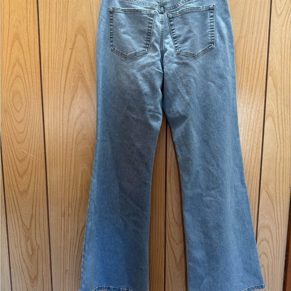No Boundaries Women's Light Wash Relaxes Flare Jeans - Picture 2 of 3